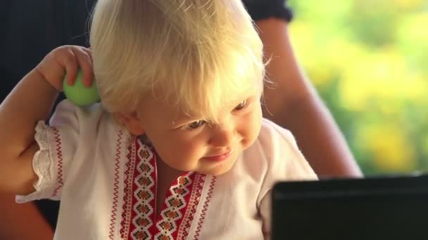 Bebé niña viendo dibujos animados — Vídeos de Stock