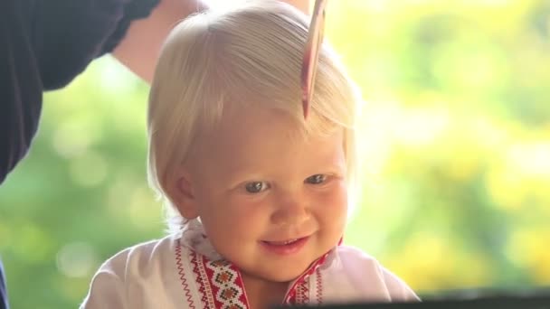 Mother combing  small  girl — Stock Video