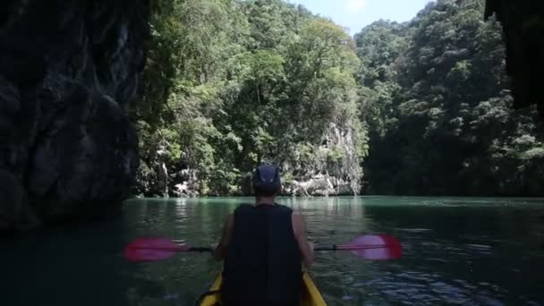 Man rowing kayak — Stock Video