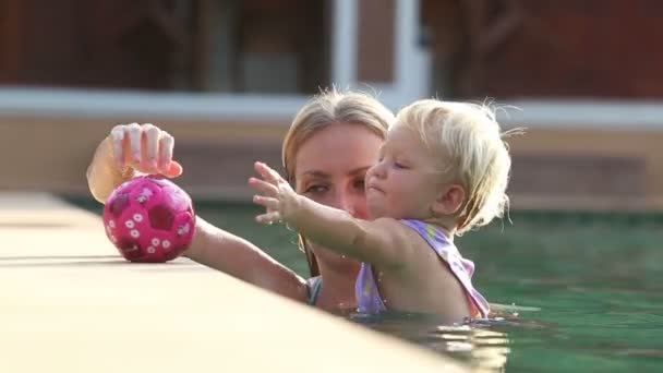 Litet barn simma med mamma — Stockvideo