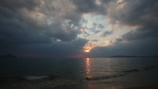 Puesta de sol sobre el mar — Vídeos de Stock