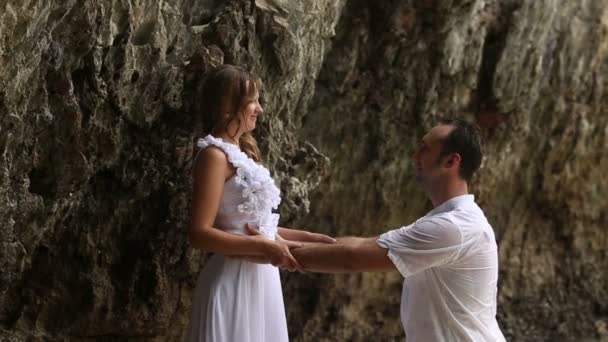 Vőlegény menyasszony ölel — Stock videók