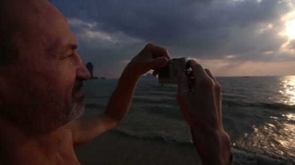 Oudere man op zee zonsondergang — Stockvideo