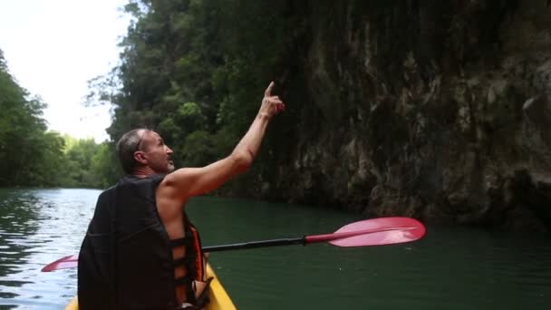 Uomo canottaggio kayak — Video Stock