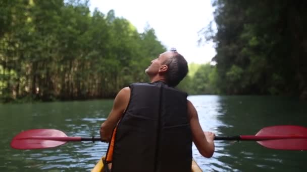 Uomo canottaggio kayak — Video Stock