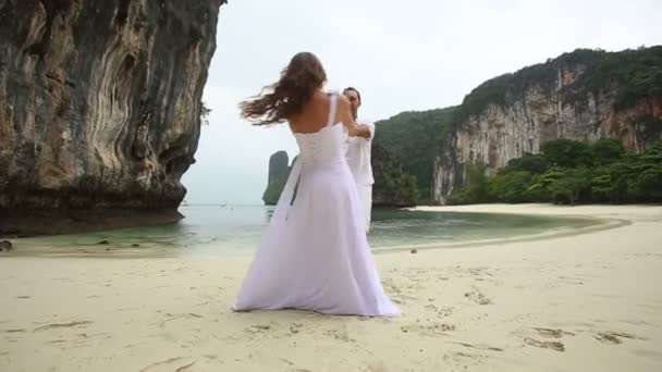 Menyasszony és a vőlegény a strandon — Stock videók