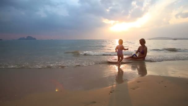 Niño con mamá en la playa — Vídeo de stock