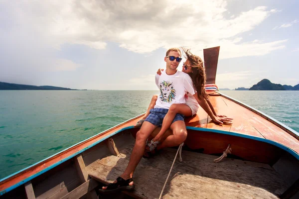Novia y novio en barco — Foto de Stock