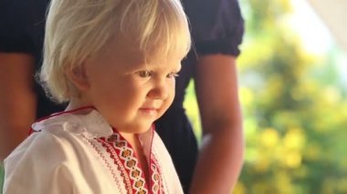 Bebek kız izlerken çizgi film