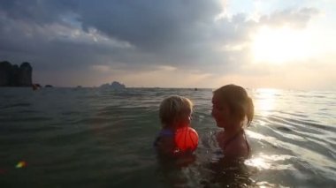 Kız annesi deniz ile banyo