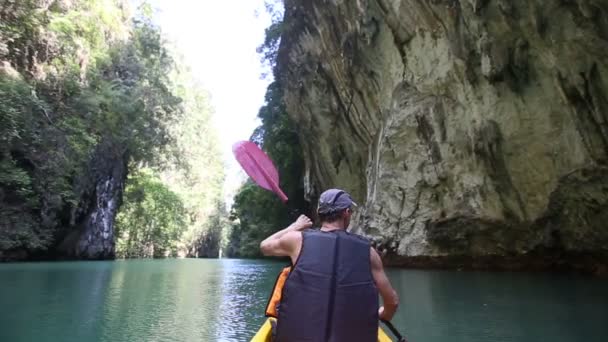 Man rowing kayak — Stock Video