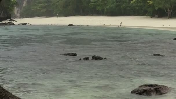 Tropikalny deszcz na plaży wyspy — Wideo stockowe