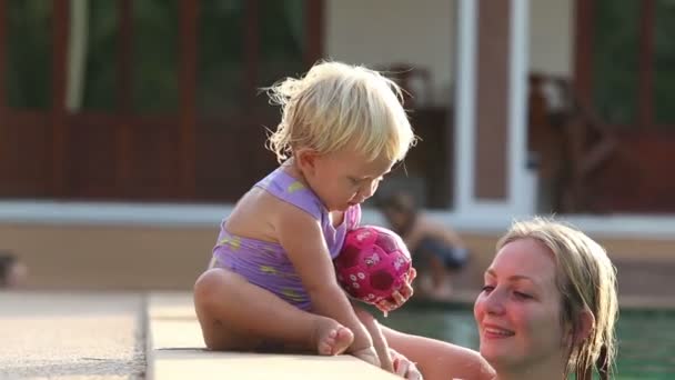 母親と小さな子供水泳 — ストック動画