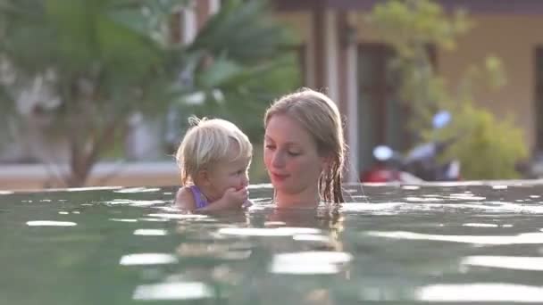 Piccolo bambino nuotare con la madre — Video Stock