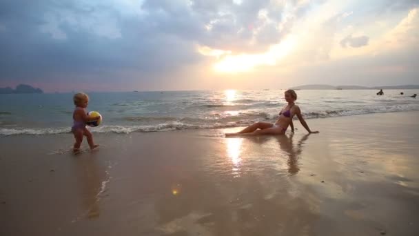 Niño con mamá en la playa — Vídeo de stock
