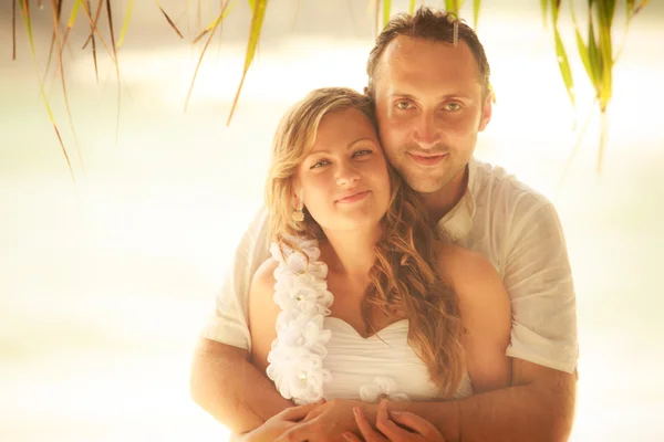 Novia y novio en la playa — Foto de Stock