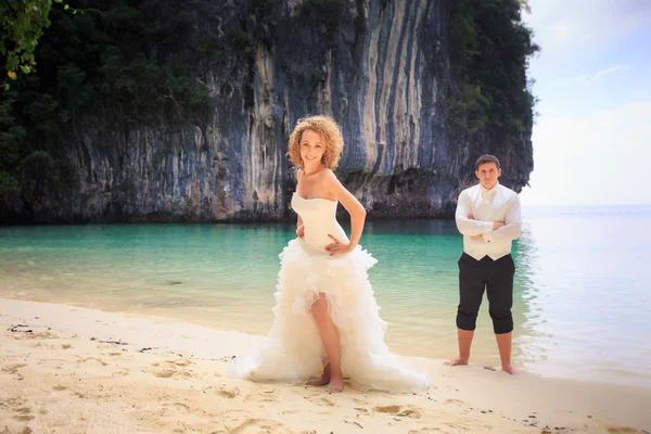 Bride and  groom at beach — Stock Photo, Image