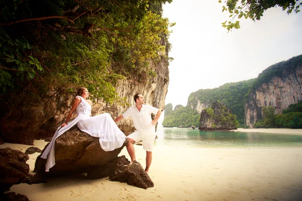 Bride and groom on beach — Stock Photo, Image