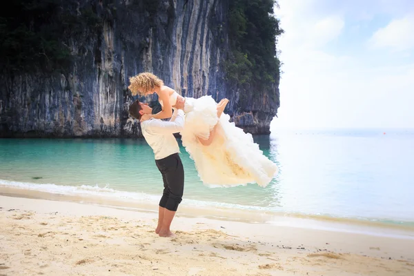 Bruid en bruidegom op het strand — Stockfoto