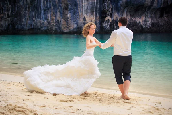 Bruid en bruidegom op strand — Stockfoto