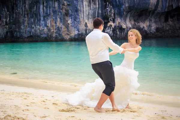Bride and groom on beach — Stock Photo, Image