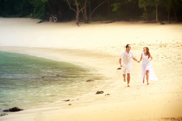 Bride and groom on beach — Stock Photo, Image