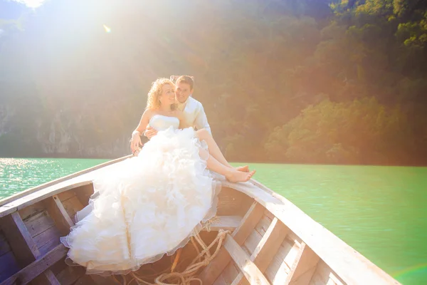 Bride and groom in boat — Stock Photo, Image