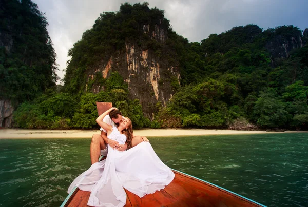 Bride and groom on boat — Stock Photo, Image