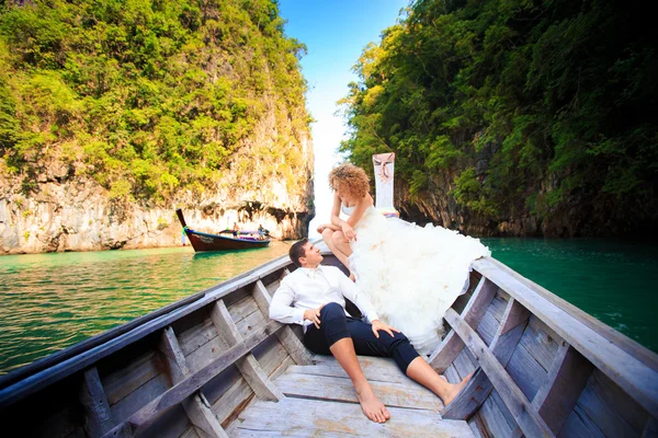 Mariée et marié en bateau — Photo