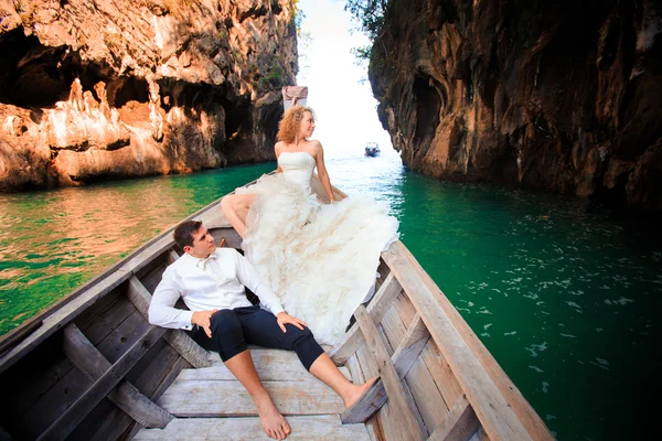 Bride and groom in boat — Stock Photo, Image
