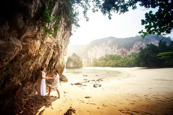 Bride and groom on beach — Stock Photo, Image