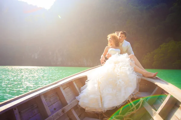 Bride and groom in boat — Stock Photo, Image