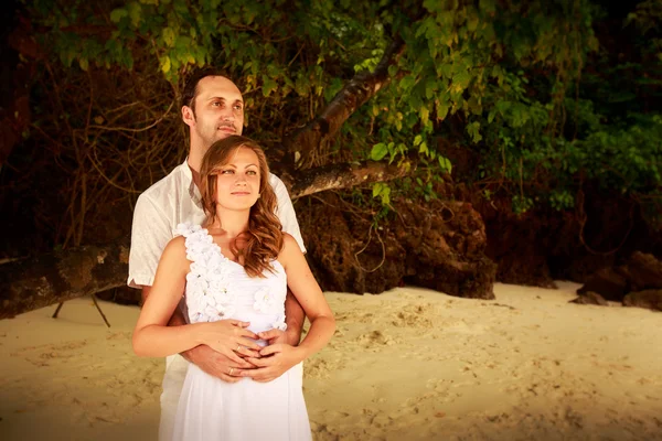 Novia y novio en la playa — Foto de Stock