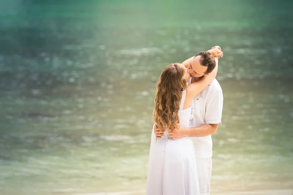 Bride and groom on beach — Stock Photo, Image