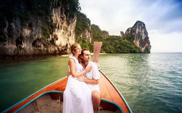 Bride and groom on boat — Stock Photo, Image