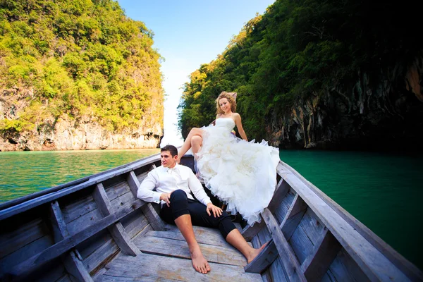 Bride and groom in boat — Stock Photo, Image