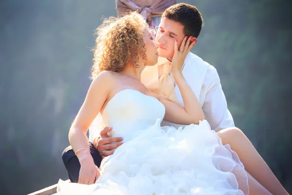 Bruid en bruidegom op boot — Stockfoto