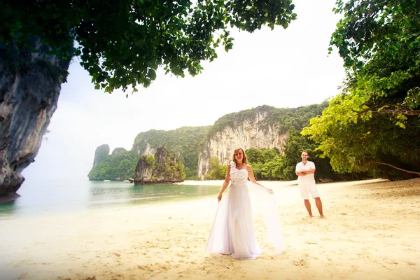 Bride and groom on beach — Stock Photo, Image