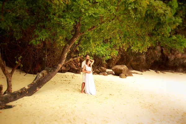 Novia y novio en la playa —  Fotos de Stock