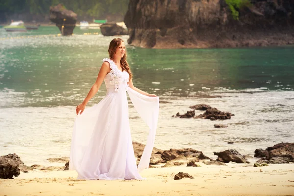 Noiva loira na praia — Fotografia de Stock