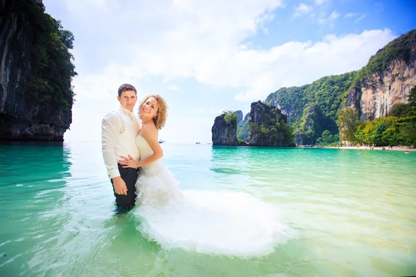 Bruid en bruidegom op het strand — Stockfoto