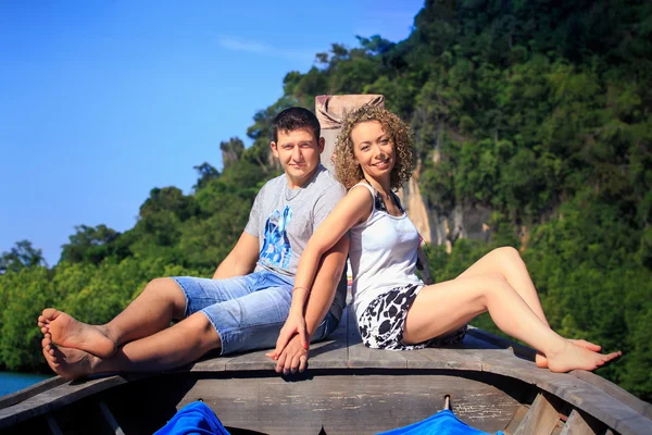 Chica rubia y hombre en barco — Foto de Stock