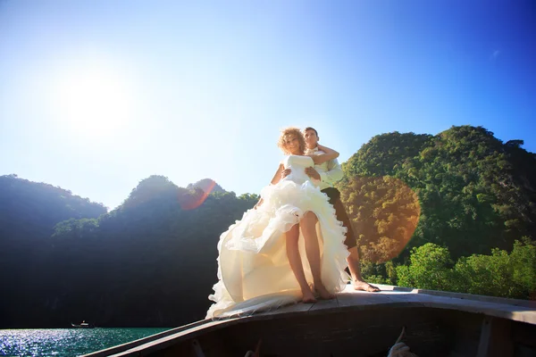 Mariée et marié en bateau — Photo