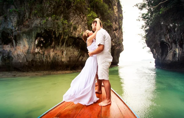 Noiva e noivo no barco — Fotografia de Stock