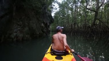 Kayık içinde seyahat adam