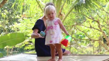 Anne ile küçük kız oyun