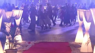 İnsanlar düğün partide dans