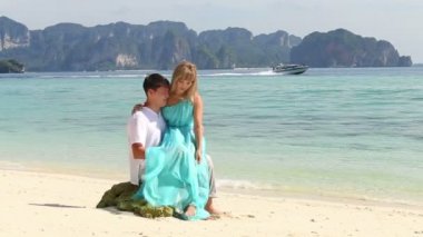 kadın ve adam sahilde