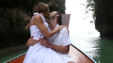 Gelin ve damat teknede
