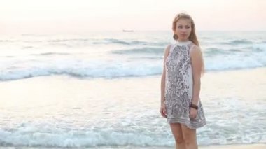 Gün batımında deniz kenarında kız